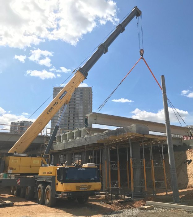 Подъем балок моста при строительстве путепровода на улице Аэродромной с применением круглых, цепных и канатных строп производства УП «ОСПАЗ» Подъем балок моста при строительстве путепровода на улице Аэродромной с применением круглых, цепных и канатных строп производства УП «ОСПАЗ»