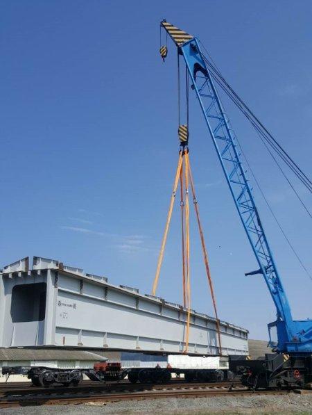 Подъем пролета железнодорожного моста весом 160 тонн круглыми стропами производство УП «ОСПАЗ» в Могилевской области Подъем пролета железнодорожного моста весом 160 тонн круглыми стропами производство УП «ОСПАЗ» в Могилевской области