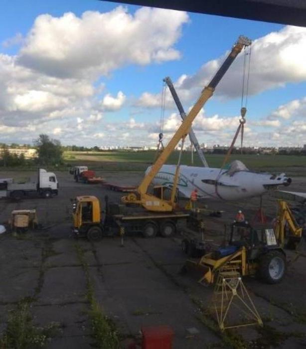 Подъем самолета ТУ134 ленточными стропами производства УП «ОСПАЗ» для дальнейшей транспортировки Подъем самолета ТУ134 ленточными стропами производства УП «ОСПАЗ» для дальнейшей транспортировки