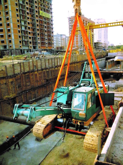 Подъем буровой установки весом 67 тонн круглыми стропами производства УП «ОСПАЗ» из котлована станции метро Малиновка Минского метрополитена Подъем буровой установки весом 67 тонн круглыми стропами производства УП «ОСПАЗ» из котлована станции метро Малиновка Минского метрополитена